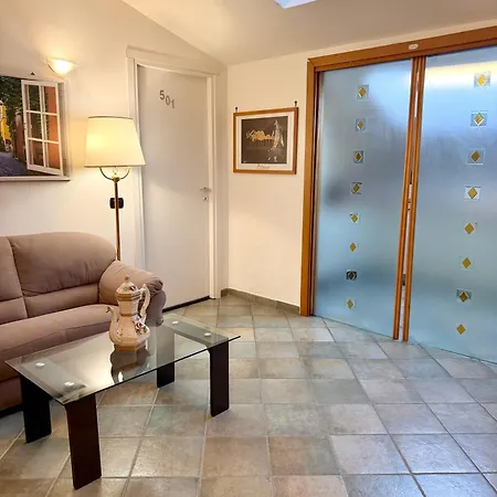 Attic Garden Πανσιόν 4*